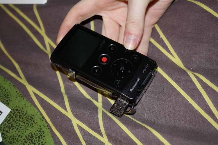 Le Panasonic HM-TA1 possède une taille peu encombrante permettant de l'avoir toujours sur soi pour filmer des moments à l'improviste.